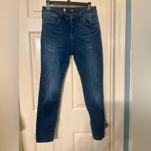 Kut from the Kloth size 8 skinny jeans